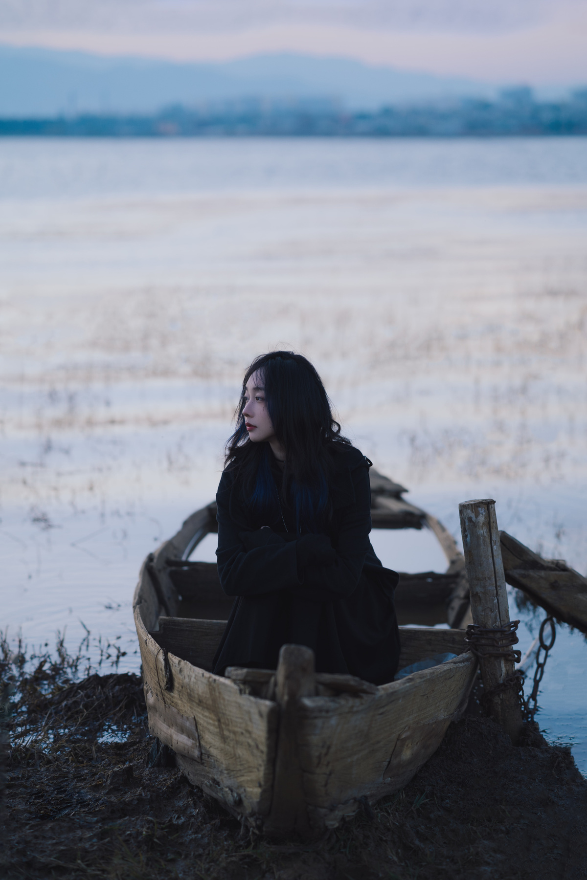 一位坐在湖边小船上的女人