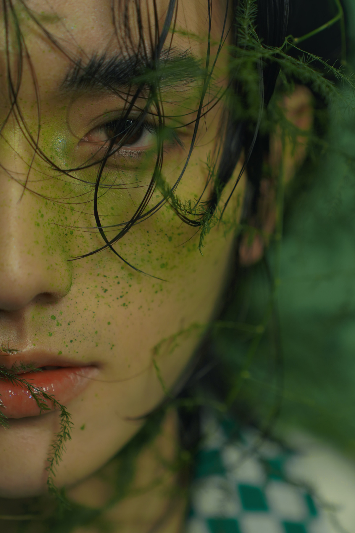 一位涂着绿漆的年轻女子