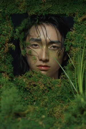 绿眼睛女孩的肖像 面部由苔藓和草构成