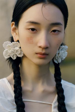 一位戴耳环的白发年轻女子