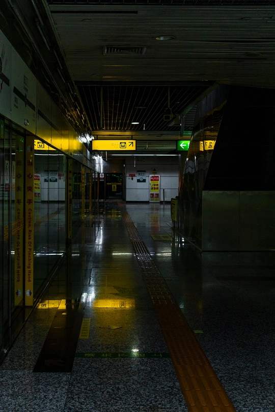 一条长长的黑暗隧道 地板上有灯 大楼里有一条空走道