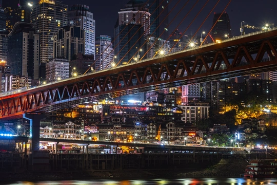一座河上的桥 夜晚背景是一座城市
