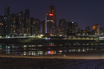夜晚的城市 建筑物灯火通明 河上有一座桥