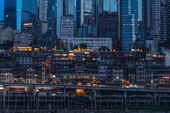 黄昏或夜晚的城市 高楼大厦和摩天大楼被点亮