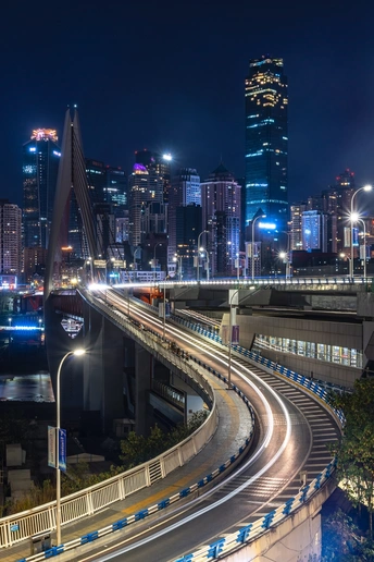 夜晚的城市 天际线亮起 桥上交通繁忙