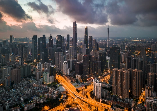 夜幕下的城市照片 天空中耸立着摩天大楼和其他建筑。