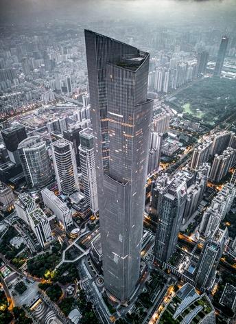从一座高塔的顶部拍摄的夜晚俯瞰城市的照片