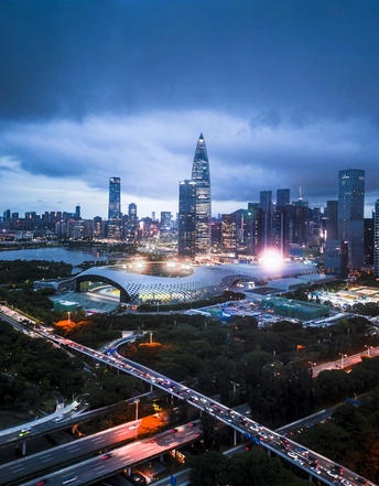 黄昏或夜晚的城市景观 建筑上亮着灯 天际线