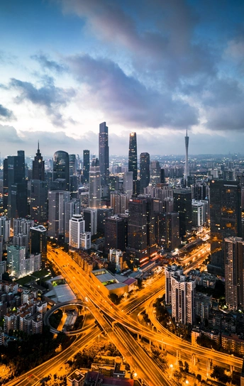 傍晚或夜晚的城市景观 高楼大厦和交通