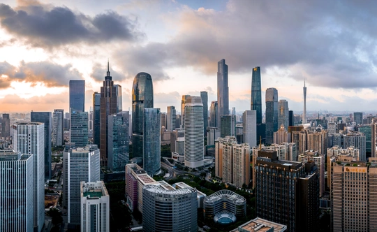 夕阳下的城市景观 前景中有摩天大楼