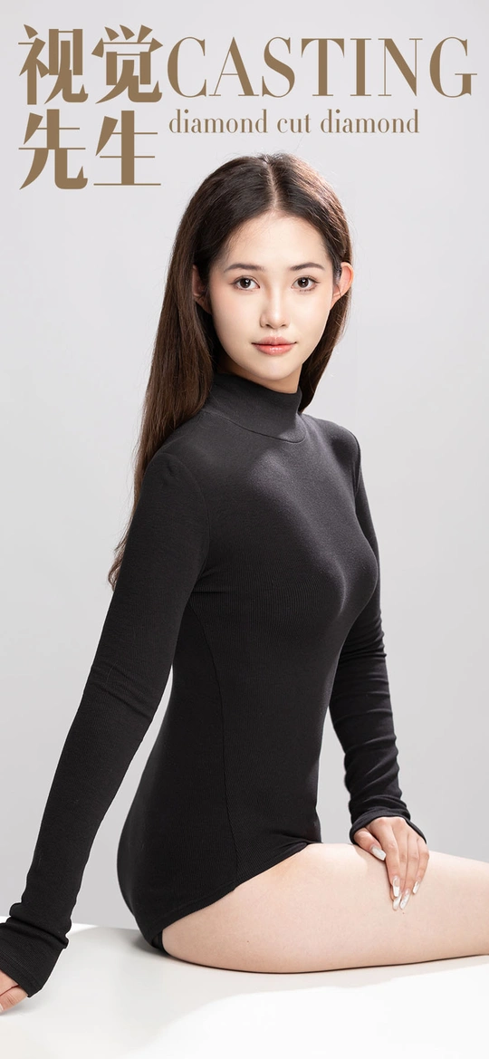 一个穿着黑色连衣裙的年轻女子坐在椅子上