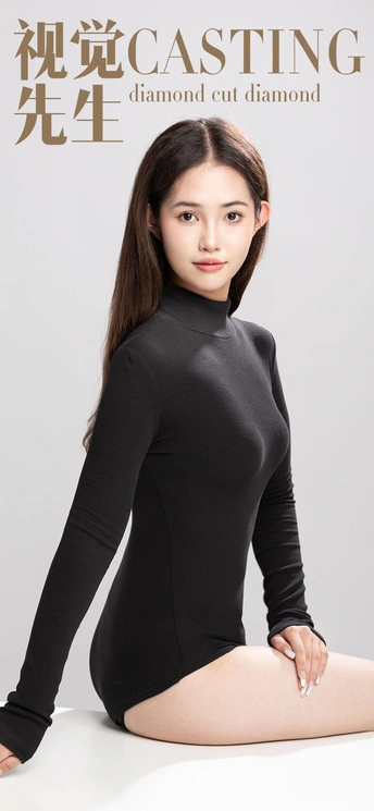 一个穿着黑色连衣裙的年轻女子坐在椅子上