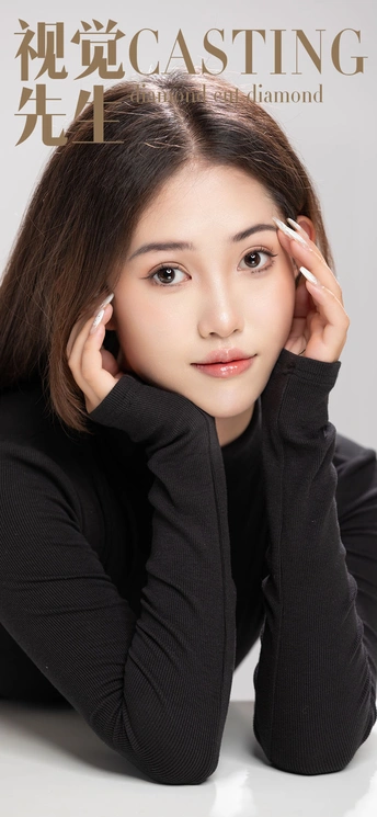 一位年轻女子用手捂住耳朵 为杂志封面拍照