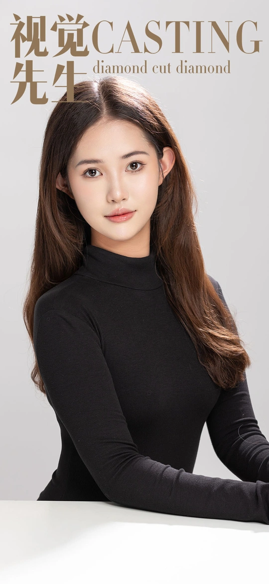 一位穿着黑色长裙的美丽年轻女子为《美丽》杂志封面拍摄。