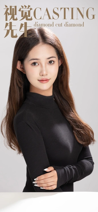 一位美丽的年轻女子穿着一件长黑色连衣裙为封面拍摄