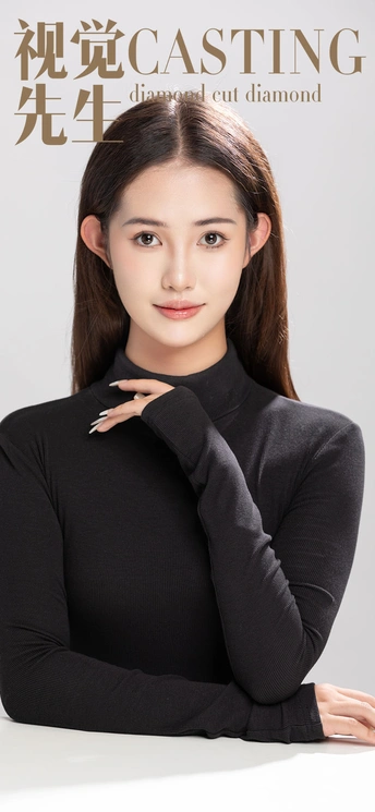 一位女性正在为杂志封面拍照