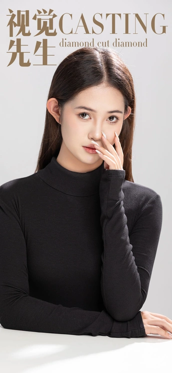 一位年轻女子正在吸烟