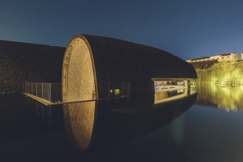 水上桥梁在夜间被照亮