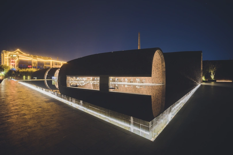 夜晚被一座桥照亮的大楼