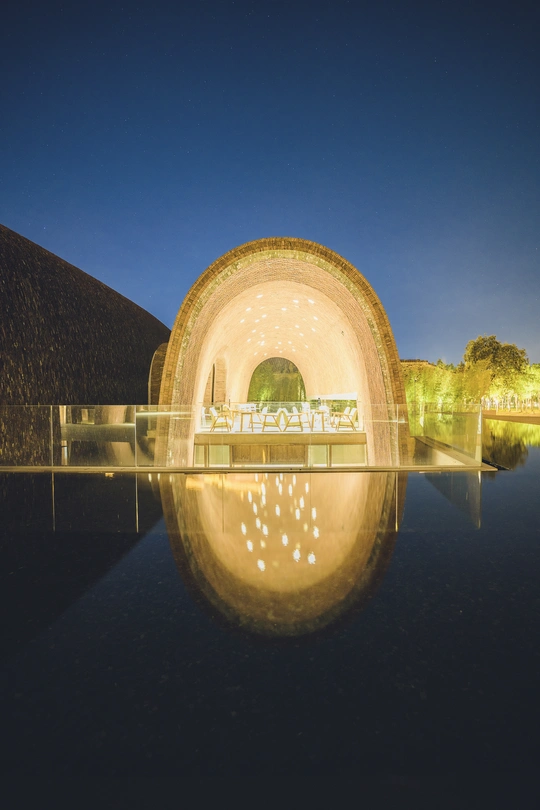 夜晚大型建筑在水池中的倒影