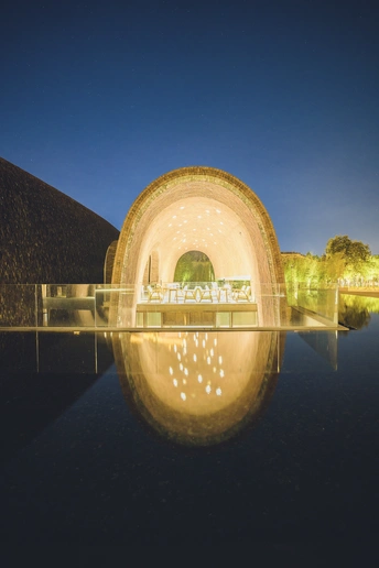 夜晚大型建筑在水池中的倒影