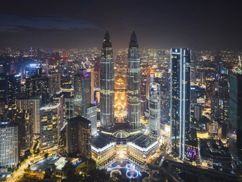 夜幕下的城市景观 高楼在天空线上被点亮。