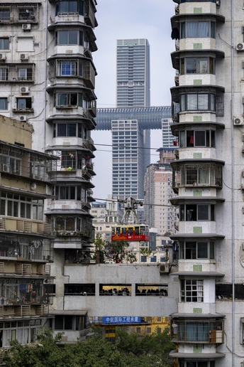 城市中有高楼和前景中的公交车。