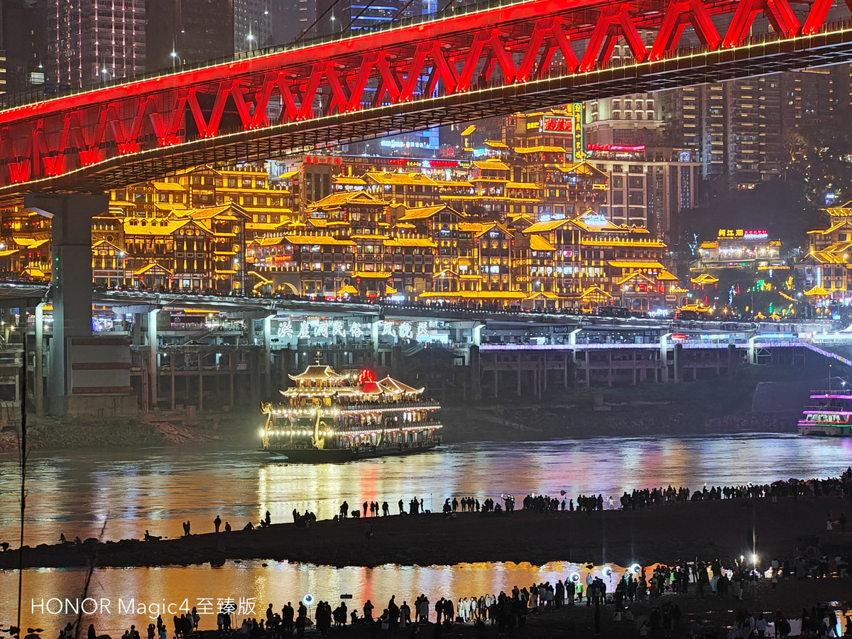 水上有一座红桥 一座大城市在夜晚被照亮了。