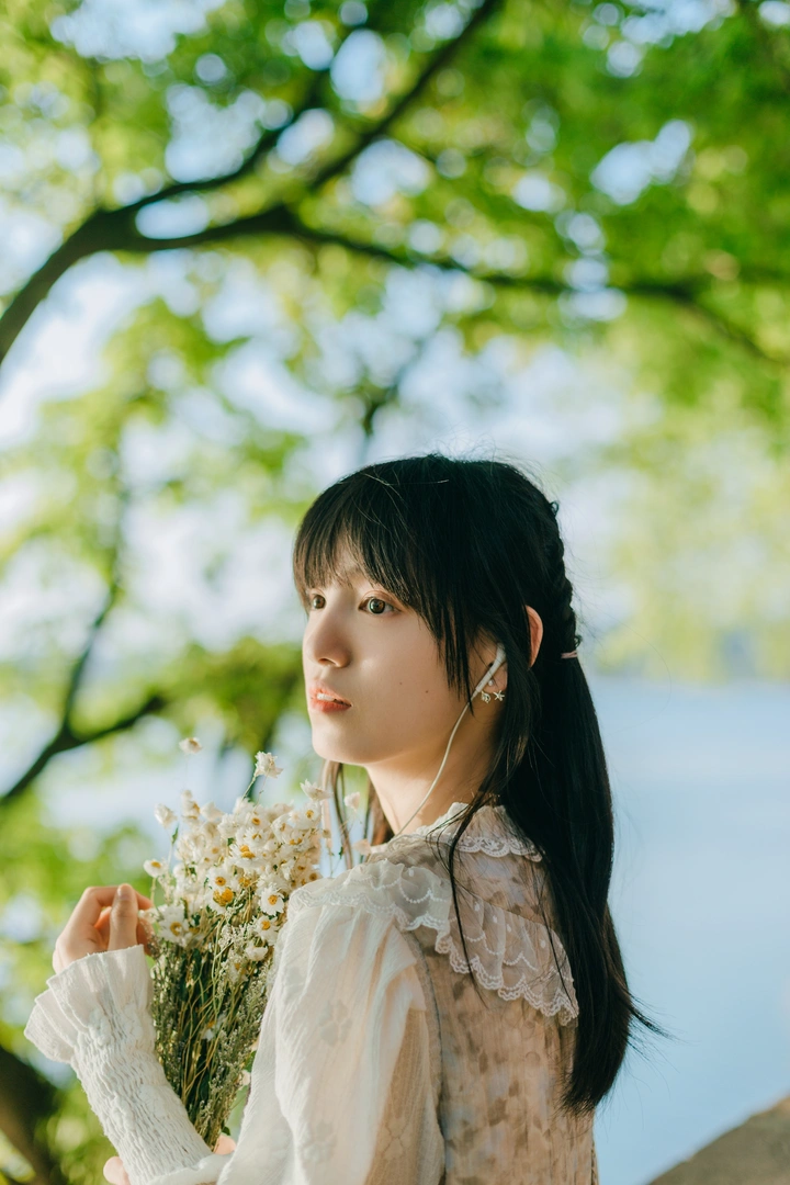 少女的心事散落在绿荫里