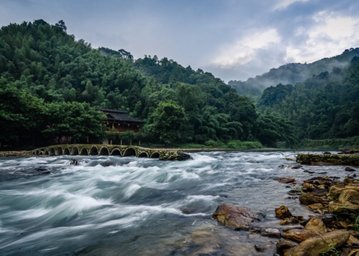 小河淌水清又清