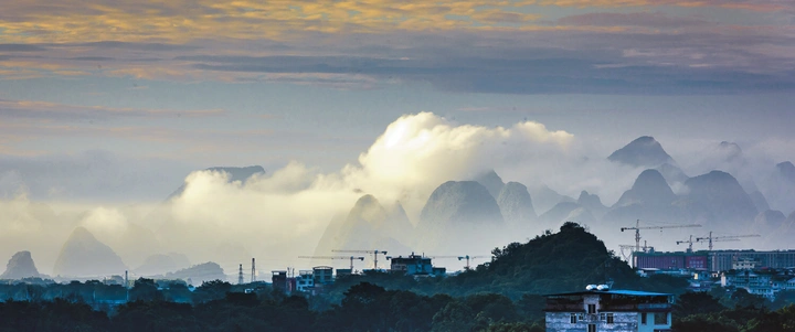 晨雾与群峰
