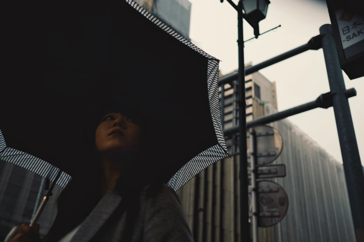毛毛雨中的人