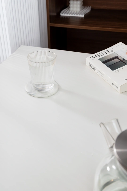 一杯水放在一个白色的桌子上