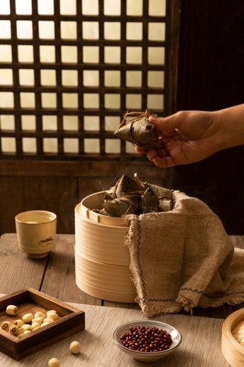一个木制桌子 一个食物碗和一个茶杯