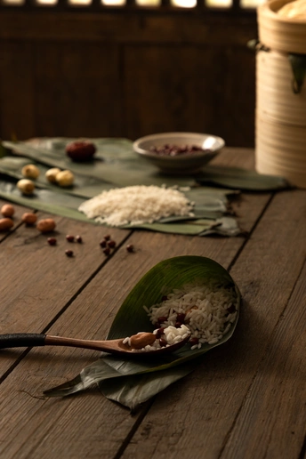 一个木制桌子上有食物盘和勺子