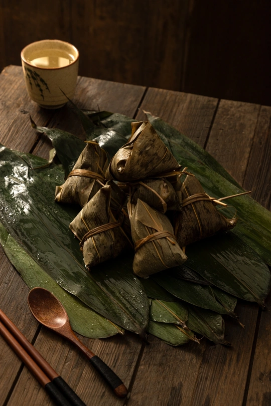 一个木制桌子 上面放着一盘食物 一杯茶或咖啡 筷子 以及一个碗。
