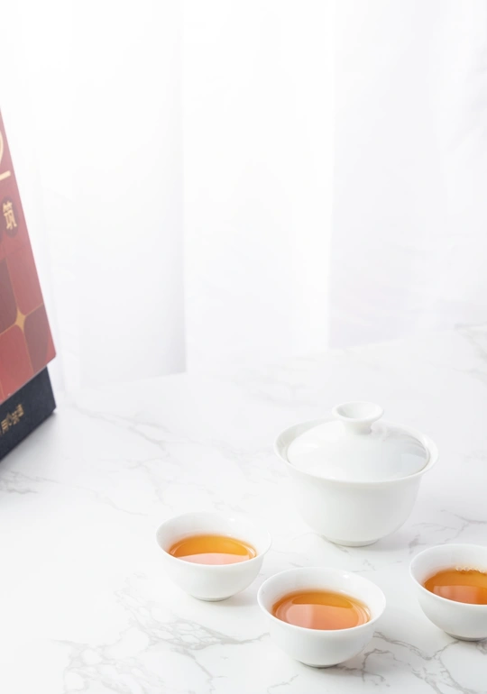 一个白色台子上放着小碗食物和一本书