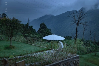 一把白色的雨伞放在石墙上