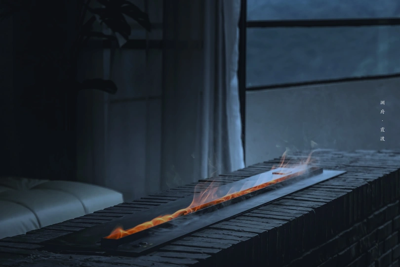 有床和窗户的暗室