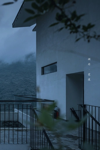 阳台上带伞的白色房子 晚上可以俯瞰大海和山脉