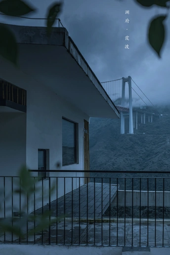 晚上背景是一座桥的房子