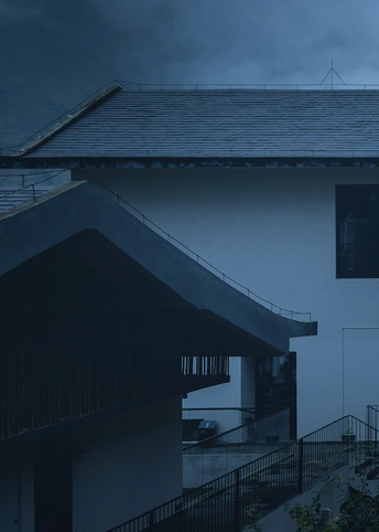 黄昏时天空湛蓝的黑房子