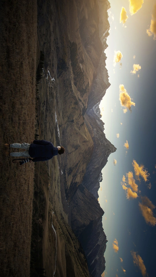 站在悬崖上 凝视天空和水的人