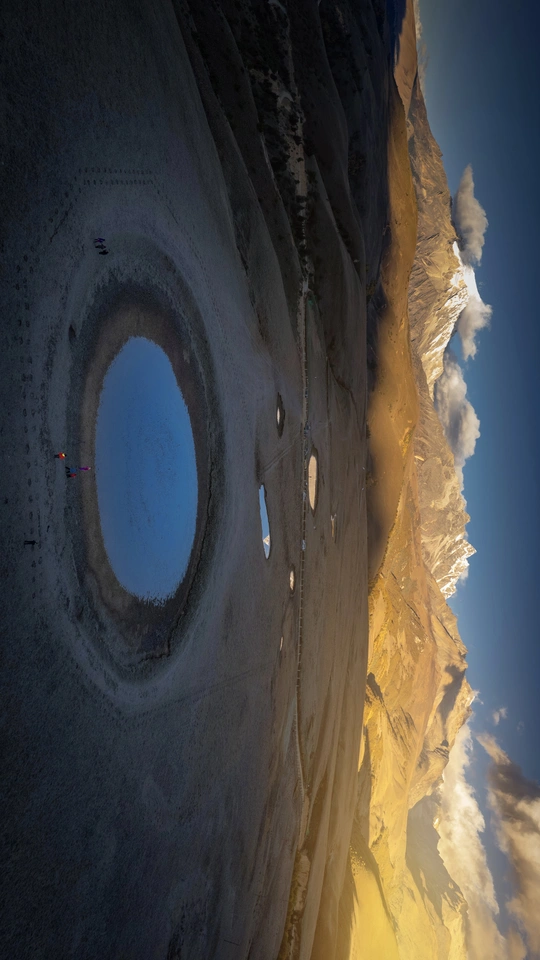 在海滩上的一只轮胎 背景是天空