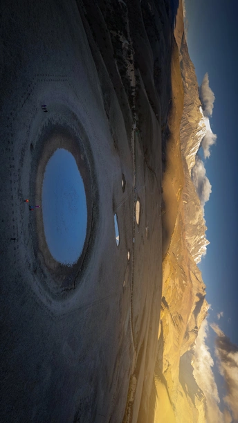 在海滩上的一只轮胎 背景是天空