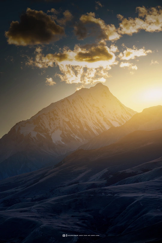 夕阳西下时 雪山上的太阳升起。