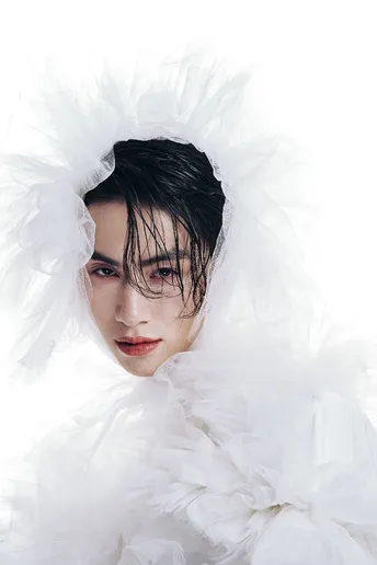 一个身着白色羽毛的男子扮演的天使