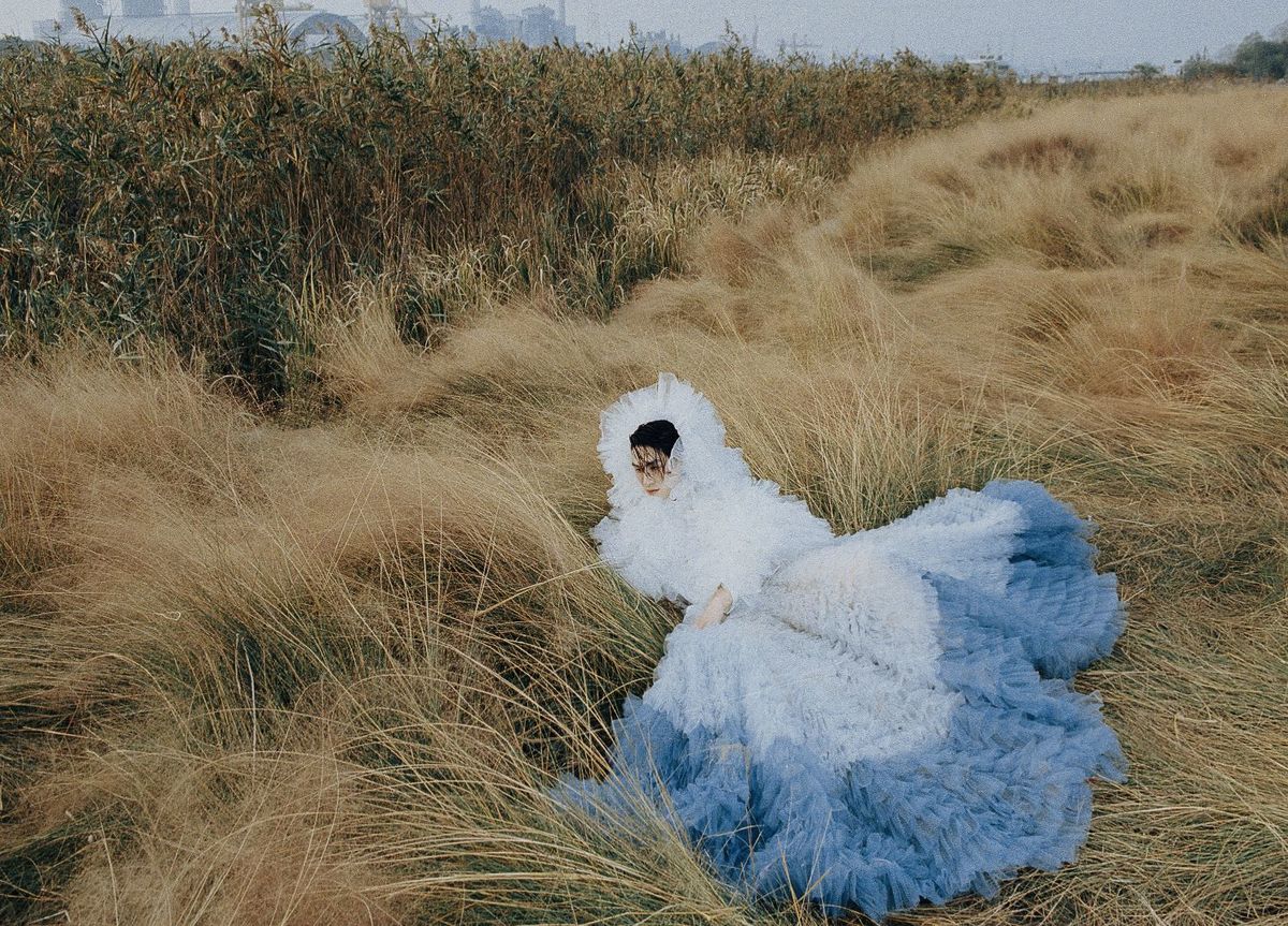 草地上躺着一袭白色的婚纱