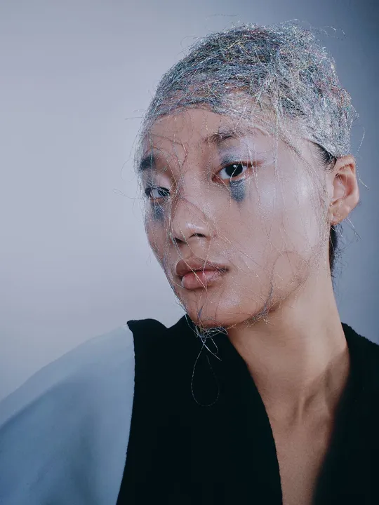一位有头发的女性肖像