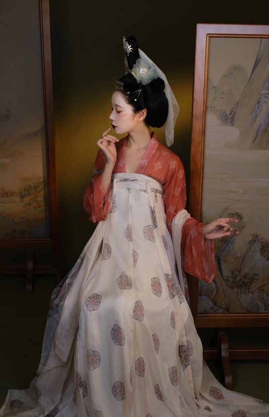一个穿着连衣裙的女人站在一幅画前
